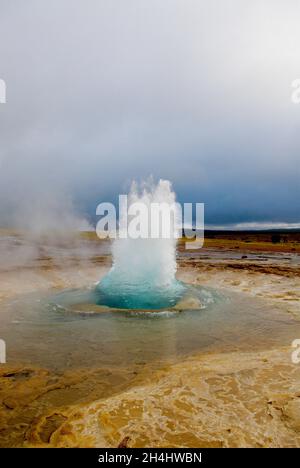 Islande, Site de Geysir, Le geyser Strokkur // Iceland, Site of