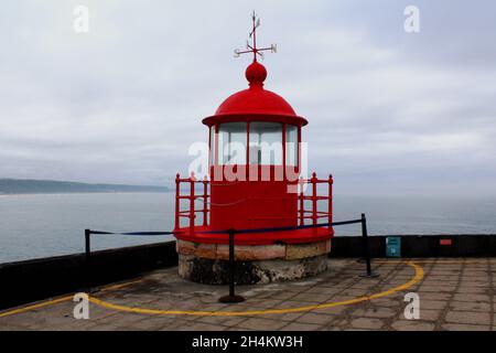 Der rote Leuchtturm auf der Küstenfestung Sankt Michael der Erzengel, Nazare, Portugal. Portugiesisch: Farol de Forte de São Miguel Arcanjo. Stock Photo