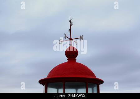 Der rote Leuchtturm auf der Küstenfestung Sankt Michael der Erzengel, Nazare, Portugal. Portugiesisch: Farol de Forte de São Miguel Arcanjo. Stock Photo