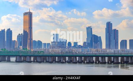 The scenery of Yeouido, Seoul. Hanwha 63 Building Han River view. Seoul Han River Railway Bridge and Seoul Subway. Stock Photo