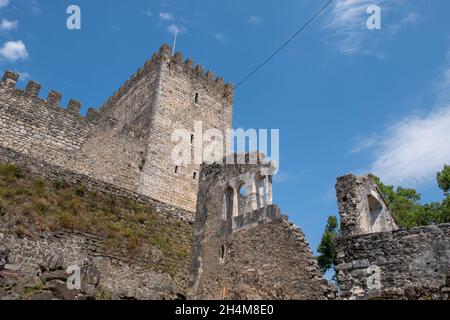 Leiria, Portugal. The Torre de Menagem (Keep) and the Church of the Castelo de Leiria (Leiria Castle) Stock Photo