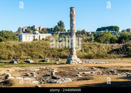 The Temple of Artemis site in Selcuk, Turkey, with a solitary reconstructed pillar. The pillar is all that remains of the massive temple, one of the S Stock Photo