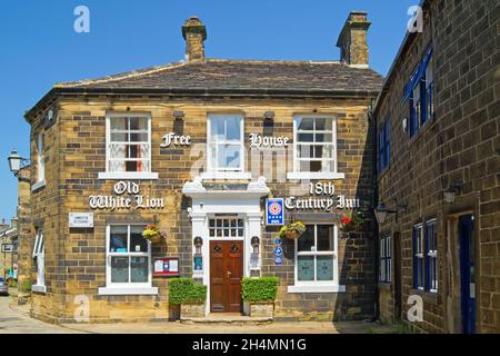 UK, West Yorkshire, Haworth, West Lane, Old White Lion Inn Stock Photo