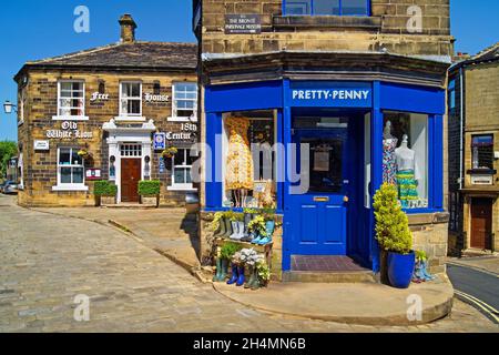 UK, West Yorkshire, Haworth, West Lane, Old White Lion Inn and Pretty Penny Gift Shop Stock Photo