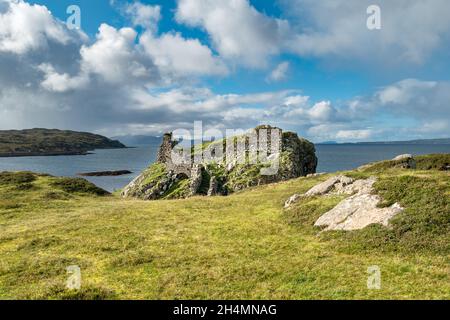 Ruins of Dun Scaich (Dunscaith) Castle, Tokavaig, Isle of Skye, Scotland, UK Stock Photo