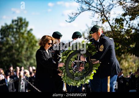 Arlington, United States of America. 03 November, 2021. Kathleen Kennedy Townsend, Army Maj. Gen. Richard Angle, Army Command Sgt. Maj. Ted Munter, and Army Chief Warrant Officer Scott Gronowski, with the 1st Special Forces Airborne Command, known as the Green Berets, hold a wreath-laying ceremony at the gravesite of President John F. Kennedy at Arlington National Cemetery November 3, 2021 in Arlington, Virginia. The ceremony commemorates Kennedy's contributions to the U.S. Army Special Forces. Credit: Elizabeth Fraser/U.S. Army/Alamy Live News Stock Photo