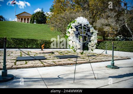 Arlington, United States Of America. 03rd Nov, 2021. Arlington, United States of America. 03 November, 2021. Members of the 1st Special Forces Airborne Command, known as the Green Berets, hold a wreath-laying ceremony at the gravesite of President John F. Kennedy at Arlington National Cemetery November 3, 2021 in Arlington, Virginia. The ceremony commemorates Kennedy's contributions to the U.S. Army Special Forces. Credit: Elizabeth Fraser/U.S. Army/Alamy Live News