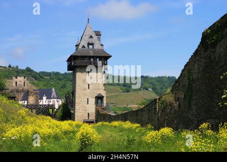 Old Tower (Kuhhirtenturm), town wall of Oberwesel and St Martin Church in Oberwesel on the Rhine (Rhein) River, Rhineland Palatinate, Germany Stock Photo