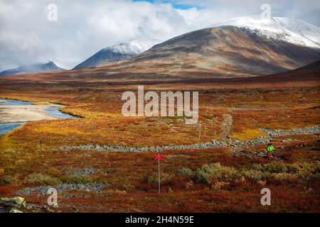 A tiny hiker at Kungsleden trail between Abisko and Nikkaluokta, Lapland, Sweden, September 2020 Stock Photo