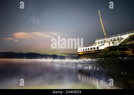 Glasgow, Scotland, UK. 4th November, 2021. the northen lights dance over glasgow and surrounding areas Credit: glaphoto/Alamy Live News Stock Photo