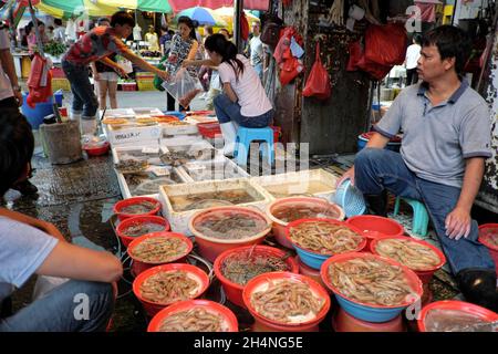 Seafood vendors at Mong Kong food market Stock Photo