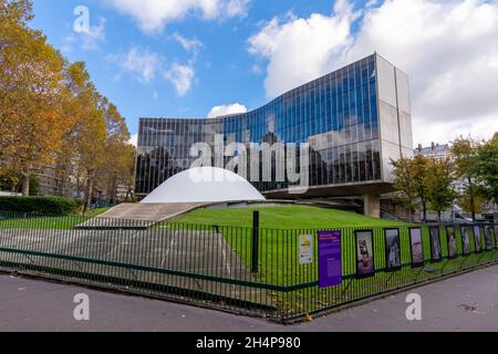 Exterior view of the headquarters of the French Communist Party (PCF), built in 1971 by Brazilian architect Oskar Niemeyer Stock Photo