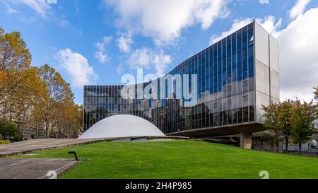 Exterior view of the headquarters of the French Communist Party (PCF), built in 1971 by Brazilian architect Oskar Niemeyer Stock Photo