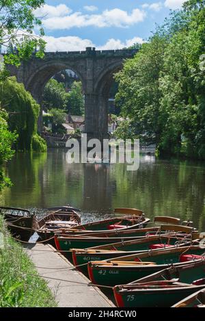 Yorkshire River Nidd, view in summer of people rowing below the viaduct spanning the River Nidd in the scenic North Yorkshire town of Knaresborough Stock Photo