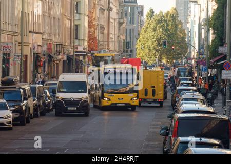 Lieferfahrzeuge blockieren in zweiter Reihe auf der Oranienstrasse in Kreuzberg den Verkehr, Berlin, Kreuzberg Stock Photo