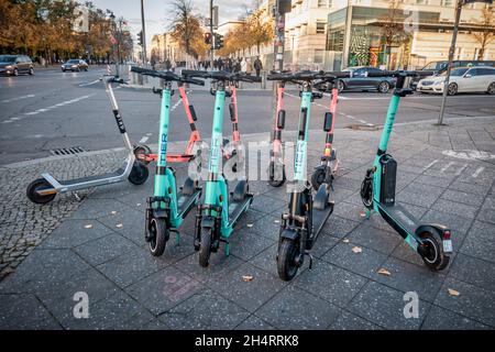 E-Roller vor der amerikanischen Botschaft in Berlin. Behinderung der Fußgänger,  ; E-scooter in front of american embassy in Berlin Tiergarten, German Stock Photo