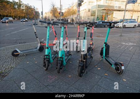 E-Roller vor der amerikanischen Botschaft in Berlin. Behinderung der Fußgaenger,  ; E-scooter in front of american embassy in Berlin Tiergarten, Germa Stock Photo