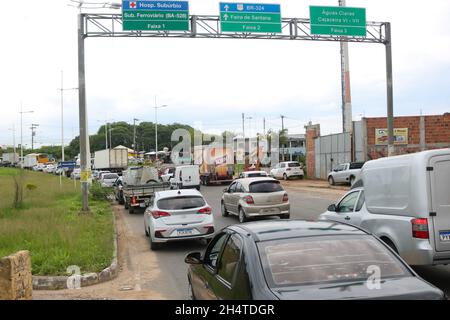 Salvador, Brazil. 04th Nov, 2021. Congested traffic this Thursday afternoon (4th), in the Águas Claras junction, exit connection with BR 324 and BA 020 (Derba Road), in Salvador, (BA). Credit: Mauro Akiin Nassor/FotoArena/Alamy Live News Stock Photo