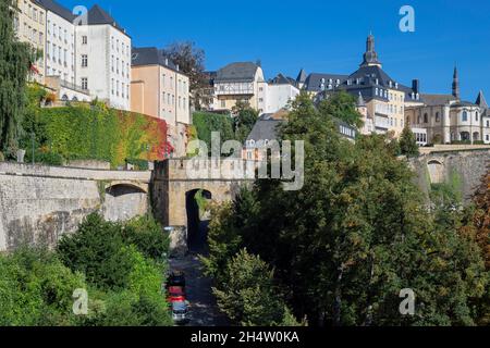 Europe, Luxembourg, Luxembourg City, Views of High Town looking towards the Porte du Grund (Gateway) from Chemin de la Corniche Stock Photo