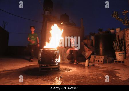 Gaza, Palestine. 04th Nov, 2021. Palestinian youth set a fire to keep themselves warm in Jabalia refugee camp in the northern Gaza Strip. Credit: SOPA Images Limited/Alamy Live News Stock Photo