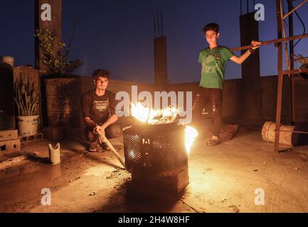 Gaza, Palestine. 04th Nov, 2021. Palestinian youth set a fire to keep themselves warm in Jabalia refugee camp in the northern Gaza Strip. (Photo by Mahmoud Issa/SOPA Images/Sipa USA) Credit: Sipa USA/Alamy Live News Stock Photo