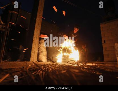 Gaza, Palestine. 04th Nov, 2021. A Palestinian man lights a fire to keep himself warm in Jabalia refugee camp in the northern Gaza Strip. (Photo by Mahmoud Issa/SOPA Images/Sipa USA) Credit: Sipa USA/Alamy Live News Stock Photo