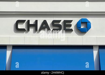 A JPMorgan Chase Bank, N.A. logo is seen at a Chase Bank branch at 2nd and PCH shopping center, Thursday, Nov. 4, 2021, in Long Beach, Calif. Stock Photo