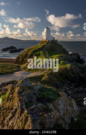 Llanddwyn island lighthouse, Twr Mawr, Ynys Llanddwyn on Ynys Mon (Anglesey), North Wales.