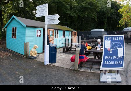 Festival goers enjoying the sun on day 1 of Festival No. 6 2017 at Portmeirion, Wales, UK. Picture date: Friday, 8 September 2017. Photo credit: Katja Ogrin/ EMPICS Entertainment. Stock Photo