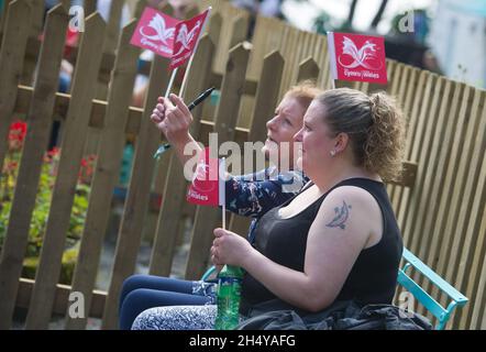 Festival goers enjoying the sun on day 1 of Festival No. 6 2017 at Portmeirion, Wales, UK. Picture date: Friday, 8 September 2017. Photo credit: Katja Ogrin/ EMPICS Entertainment. Stock Photo