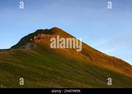 FRANCE, CANTAL (15), VOLCANS D'AUVERGNE REGIONAL NATURAL PARK, LAVIGERIE, PUY MARY Stock Photo