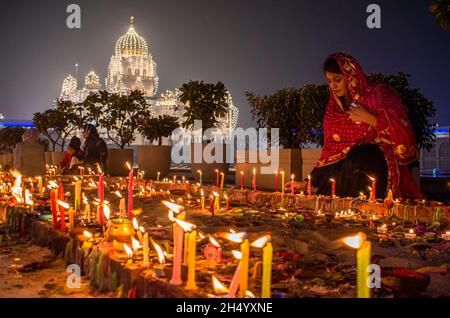 New Delhi, India. 04th Nov, 2021. People celebrating the festival of light Diwali in the Gurudwara Bangla Sahib one of the most prominent Sikh gurdwara, in Delhi, India. (Photo by Mohsin Javed/Pacific Press) Credit: Pacific Press Media Production Corp./Alamy Live News Stock Photo