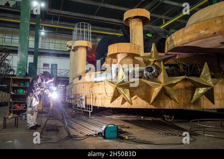 Rio De Janeiro, Brazil. 29th Oct, 2021. A welder works on fittings to build floats for Carnival 2022 in the hall of the Mocidade Independente de Padre Miguel samba school. Expectations are high for Rio de Janeiro's samba schools for Carnival 2022 after the 2021 parade was cancelled due to the Covid 19 virus pandemic. Credit: Fernando Souza/dpa/Alamy Live News Stock Photo