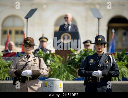 Washington, United States of America. 16 October, 2021. Police honor guard stand at attention as U.S President Joe Biden addresses a ceremony honoring fallen law enforcement officers at the 40th annual National Peace Officers Memorial Service at the U.S. Capitol October 16, 2021 in Washington, D.C. Credit: Benjamin Applebaum/Homeland Security/Alamy Live News