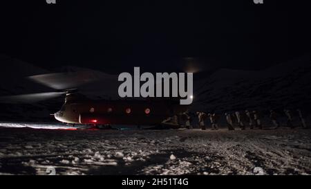 U.S. Army paratroopers from the 1st Squadron, 40th Cavalry Regiment (Airborne), 4th Infantry Brigade Combat Team (Airborne), 25th Infantry Division, and Indian Army soldiers assigned to the 7th Battalion, the Madras Regiment, board a CH-47 Chinook helicopter while conducting a joint field training exercise for Yudh Abhyas 21 at Joint Base Elmendorf-Richardson, Alaska, Oct. 28, 2021. Army aircrew from the 1-52nd General Support Aviation Battalion supported the exercise. Yudh Abhyas is a bilateral training exercise aimed at improving the combined interoperability of the Indian Army and US Army A Stock Photo