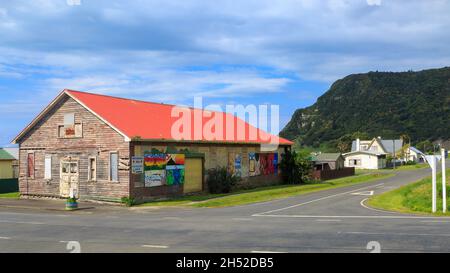 Te Araroa, a small village near East Cape, New Zealand. One of the town's rustic wooden buildings, decorated with paintings Stock Photo