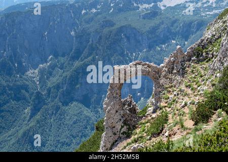 Hajdučka vrata (The Outlaws Gate), a monument of nature in northern Herzegovina on the mountain Čvrsnica Stock Photo