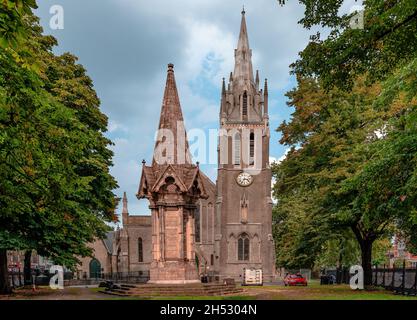 St John's Anglican Church in Stratford Broadway, with the Stratford Martyrs Memorial in the churchyard. Grade II listed buildings. Stratford, London, Stock Photo