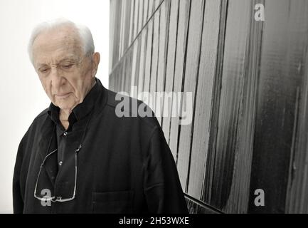 FRANCE. AVEYRON (12) RODEZ, SOULAGES MUSEUM. EXHIBITION HALL, PIERRE SOULAGES BEFORE A OUTRENOIR Stock Photo