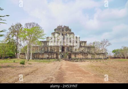 The Mysterious 10th-century Pyramid of Koh Ker, Cambodia Stock Photo