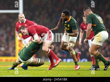 Wales' Nick Tompkins tackled by South Africa's Franco Mostert during the Autumn Internationals match at Principality Stadium, Cardiff. Picture date: Saturday November 6, 2021. See PA story RUGBYU Wales. Photo credit should read: David Davies/PA Wire. RESTRICTIONS: Use subject to restrictions. Editorial use only, no commercial use without prior consent from rights holder. Stock Photo