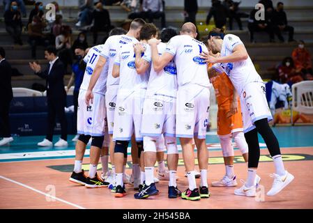 Palasport, Cisterna, Italy, November 06, 2021, Top Volley Cisterna   during  Top Volley Cisterna vs Tonno Callippo Vibo Valentia - Volleyball Italian Serie A Men Superleague Championship Stock Photo