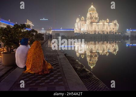 New Delhi, India. 04th Nov, 2021. People celebrating the festival of light Diwali in the Gurudwara Bangla Sahib one of the most prominent Sikh gurdwara, in Delhi, India on November 4, 2021. (Photo by Mohsin Javed/Pacific Press/Sipa USA) Credit: Sipa USA/Alamy Live News Stock Photo