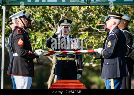 Arlington, United States. 05th Nov, 2021. U.S. Armed Forces Honor Guard fold the flag during the funeral service of former U.S. Secretary of State Gen. Colin Powell at Arlington National Cemetery, November 5, 2021 in Arlington, Virginia. Credit: Elizabeth Fraser/DOD Photo/Alamy Live News Stock Photo