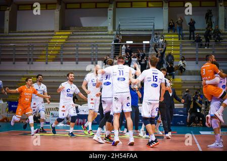 Palasport, Cisterna, Italy, November 06, 2021, Top Volley Cisterna  during  Top Volley Cisterna vs Tonno Callippo Vibo Valentia - Volleyball Italian Serie A Men Superleague Championship Stock Photo