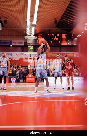 Giessen, Germany. 06th Nov, 2021. Osthalle, GIESSEN, GERMANY Harris, Terrell ( 8 Crailsheim ) during the easyCredit Basketball Bundesliga game between Giessen 46ers and Hakro Merlins Crailsheim at Osthalle in Giessen. easyCredit Basketball Bundesliga Julia Kneissl/ SPP Credit: SPP Sport Press Photo. /Alamy Live News Stock Photo