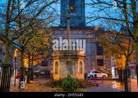 Street scene with sculpture on the Plainstones. High Street, Royal Burgh of Elgin, Moray, Scotland, UK, Britain Stock Photo