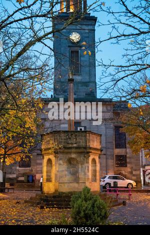 Street scene with sculpture on the Plainstones. High Street, Royal Burgh of Elgin, Moray, Scotland, UK, Britain Stock Photo