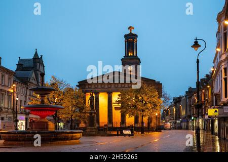 Street scene with sculpture on the Plainstones. High Street, Royal Burgh of Elgin, Moray, Scotland, UK, Britain Stock Photo