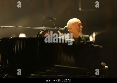 Billy Joel performs in concert at Madison Square Garden on November 5, 2021 in New York City. Stock Photo